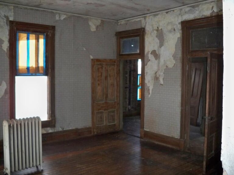 historic-bedroom-before-B295rT3y