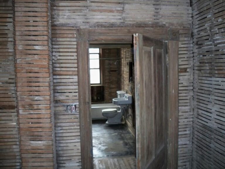 historic-hallway-before-vtUww1nr