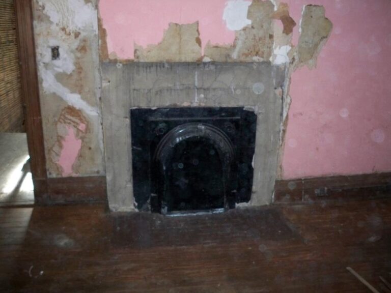 historic-mantel-before-BBTjA9Oj